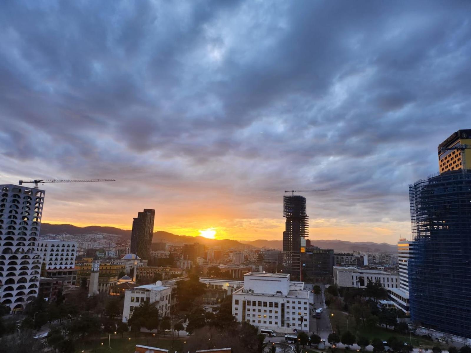 Sky Dwelling Tirana Apartman Kültér fotó